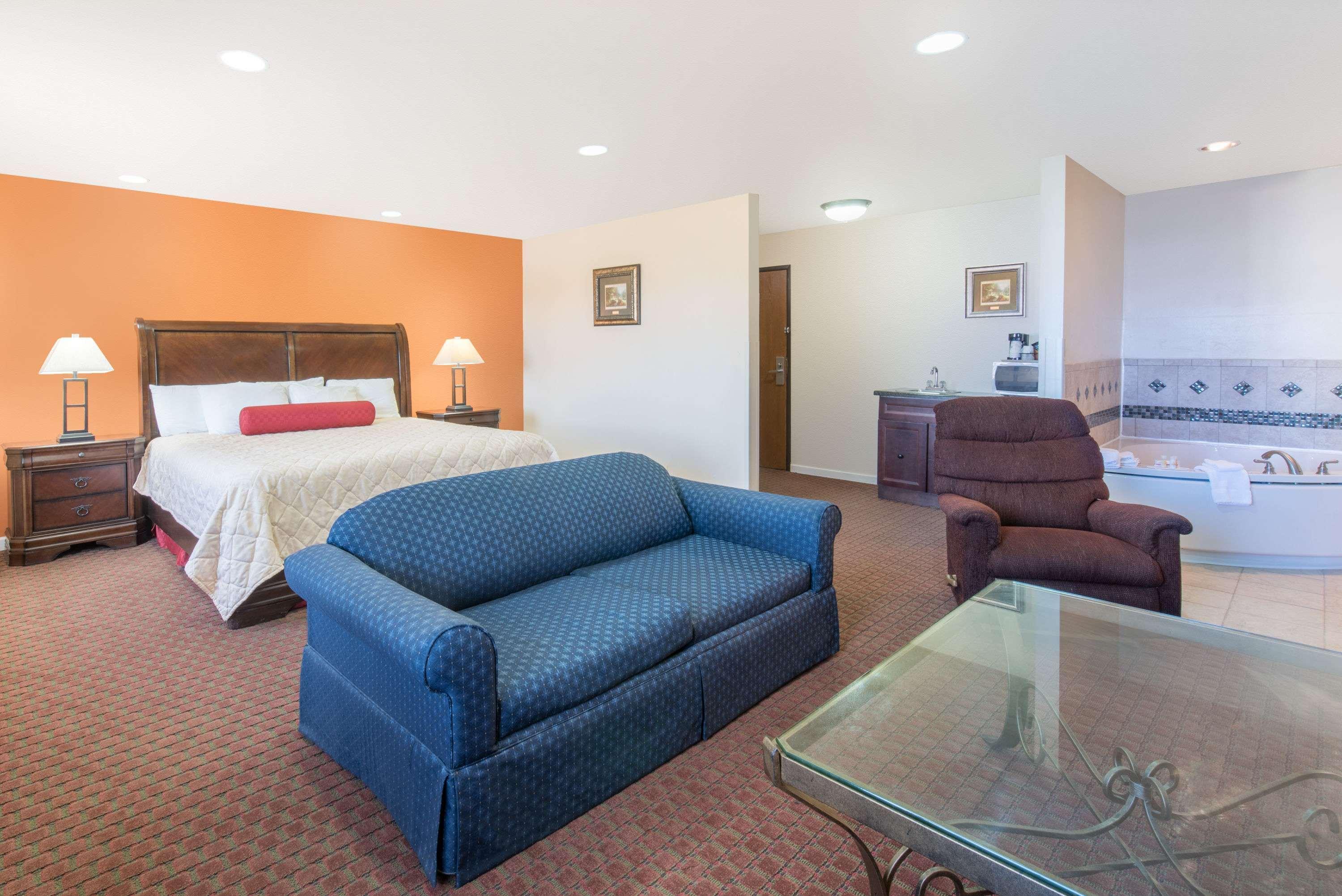 Days Inn By Wyndham Minot Exterior photo